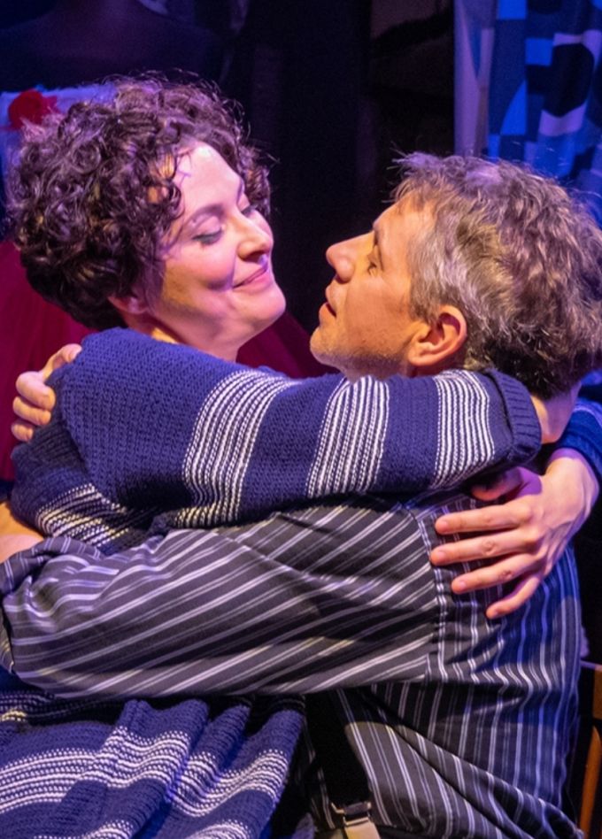 Двое на качелях